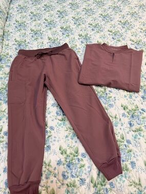 NWOT-Mandala scrub set, top OVERSIZED in Large/ jogger in med/petite- BEAUTIFUL